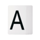 Ein Stapel weißer Lernkarten mit einem großen schwarzen Buchstaben "A" auf der Vorderseite, die für Bildungszwecke verwendet werden.