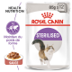 Pochette de nourriture pour chats Royal Canin Stérilisé, 85g x 12, avec une illustration de chat en train de courir, avec le texte "Nutrition Santé" et "Maintien du poids de forme."