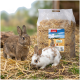 Ein braunes Kaninchen sitzt neben einem Sack PANTO-Stroh, beschriftet "Stroh", mit einem Gewicht von 2 kg, mit Bildern eines Kaninchens und eines Meerschweinchens auf der Vorderseite.