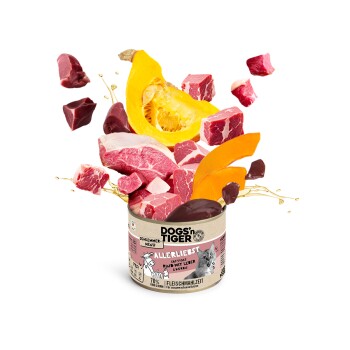Eine Dose mit DOGS'n TIGER Tierfutter, beschriftet mit "ALLERLIEBST", die Stücke von rohem Fleisch und Kürbis zeigt, was den hohen Fleischanteil betont.