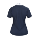 Rückansicht eines marineblauen Poloshirts mit einem weißen Kragen und einem kleinen Reißverschluss am Hals.