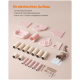 Eine flache Ansicht eines Katzenmöbel-Bausatzes mit rosa Plüschkomponenten, Kratzpfosten, Werkzeugen und einer Katze, die die Anleitung liest.