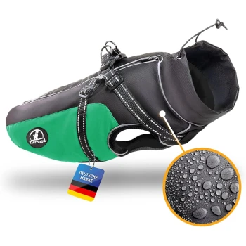 Eine schwarz-rote wasserdichte Hundejacke mit reflektierenden Riemen und einem "DEUTSCHE MARKE"-Schild, mit einem wasserabweisenden Tropfendetail.