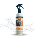 Eine Sprühflasche mit der Aufschrift "nimo", die ein wasserdichtes Spray für Hundebekleidung enthält, mit einem Hund in einem roten Mantel und Wassertropfen.