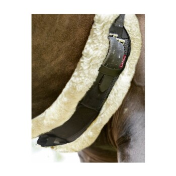 Nahaufnahme des Sattels eines Pferdes mit einer weichen, flauschigen Fütterung, mit einem schwarzen Lederriemen und einem kleinen roten LeMieux-Logo.