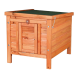 Maison en bois pour animaux de compagnie avec un toit en feutre vert, dotée d'une double porte à l'avant et d'un verrou en métal, adaptée à une utilisation en extérieur.
