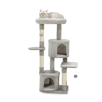 Kratzbaum SoftClimb Ein grauer Kratzbaum mit mehreren Ebenen, der eine gemütliche obere Liegefläche zeigt, auf der eine silberne getigerte Katze ruht, mit Kratzpfosten und hängenden Spielzeugen.