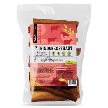 Eine transparente Tüte mit Rinderhaut-Leckerlis, beschriftet "Rinderkopfhaut" mit einem roten und rosa Kuhdesign, das "Premium Kauartikel" und "100% Naturprodukt" angibt.