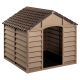 Ein sandfarbenes Haustierhaus mit einem geneigten, schindelgedeckten Dach und einem offenen Vordereingang, entworfen für den Außenbereich.
