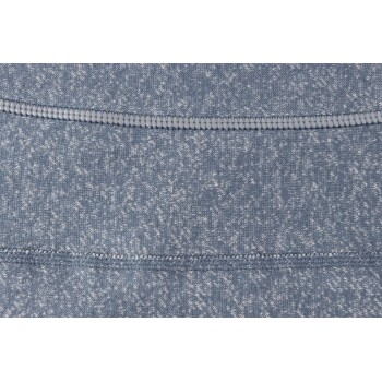 Nahaufnahme eines weichen, strukturierten blauen Stoffes mit einem melierten Muster und sichtbaren Nähten, ideal für Haustierbekleidung.