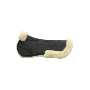 Schwarzes Sattelpad mit einer weichen, cremefarbenen Fleece-Innenseite und einem gesteppten Design, ausgestattet mit einem Riemen für eine sichere Befestigung.