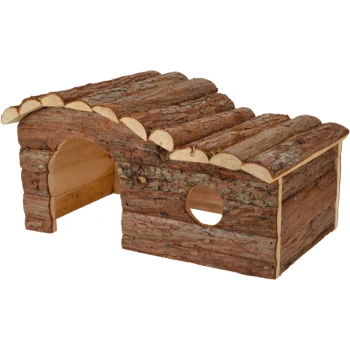 Maison pour animaux en bois faite d'écorce naturelle, avec un toit courbé et deux ouvertures pour les petits animaux.