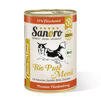 Dose mit Sanoro Hundefutter mit der Aufschrift "Bio Pute Menü", die 55% Fleischanteil enthält, mit Zutaten wie Reis, Karotten, Birnen und Zucchini.