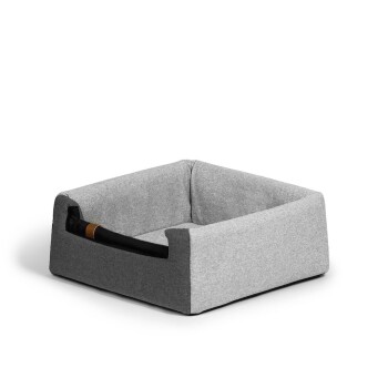 Graues Haustierbett mit modernem Design, mit einer gepolsterten Basis und einem schwarzen Griff auf einer Seite.