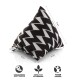 Schwarz-weißer dreieckiger Katzenspielzeug gefüllt mit Katzenminze, misst 11 cm, mit Symbolen für umweltfreundliche Materialien und fairen Handel.