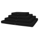 Vier gestapelte schwarze Haustierbetten in verschiedenen Größen, mit einem kleinen Logoanhänger auf jedem Bett.
