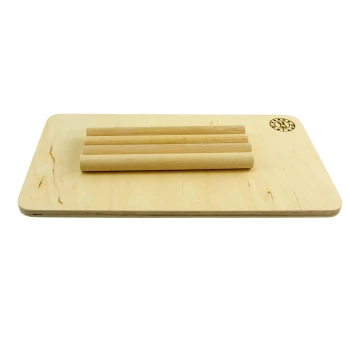 Holz-Haustiertrainingsplattform mit drei zylindrischen Stangen auf einem glatten, hellen Untergrund, mit einem Logo in der Ecke.