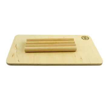 Holz-Haustiertrainingsplattform mit drei zylindrischen Stangen auf einem glatten, hellen Untergrund, mit einem Logo in der Ecke.