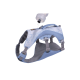 Ein blauer Haustiergeschirr mit einem Netzdesign, das mit Wasser aus einer Flasche gefüllt wird, und verstellbaren Riemen sowie einem Griff zeigt.