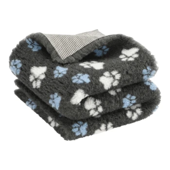 Gefaltete schwarz-weiße flauschige Haustierdecke mit sichtbarem gestreiftem beige-schwarzem Etikett oben.