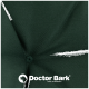 Nahaufnahme eines dunkelgrünen Stoffes mit einem Knopfdetail, mit dem Logo "Doctor Bark" und dem Text "MADE IN GERMANY."