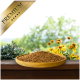 Eine Holzschale mit goldenen Leinsamen auf einer Holzoberfläche, umgeben von grünen Pflanzen und gelben Blumen, mit einem goldenen Banner "PREMIUM".