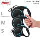 Une main tenant une laisse rétractable Flexi pour chien en noir avec des accents turquoise, présentant trois tailles étiquetées S, M et L.