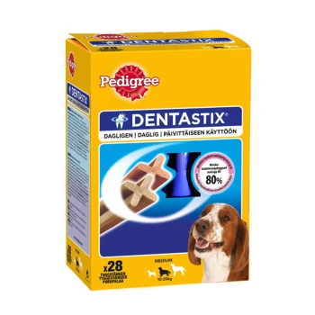 Verpackung von Pedigree Dentastix Hundeleckerlis, mit einem mittelgroßen Hund, mit 28 Sticks für die tägliche Zahnpflege, die behaupten, die Zahnsteinbildung um 80 % zu reduzieren.
