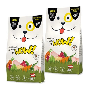 Dwa worki karmy dla psów oznaczone "WOW!" z rysunkiem twarzy psa, z tekstem podkreślającym "so natural! so good!" oraz "Huhn" (kurczak).