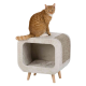 Eine verspielte orangefarbene Tabby-Katze sitzt auf einem modernen, plüschigen Katzenhaus mit einer Kratzfläche, das einen gemütlichen geschlossenen Raum darunter hat.