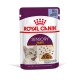 Royal Canin Sensory Taste Katzenfutterbeutel, mit einer grauen Katze, die sich die Lippen leckt, mit Stückchen in Gelee, 85g.