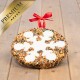 Ein schneeflockenförmiger Vogelfutterornament mit einem roten Band liegt auf Jute, umgeben von verstreuten Sonnenblumenkernen und dem Lyra Nature Power-Logo.