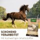 Braunes Pferd galoppiert auf der Weide neben einem Supravit Futtersack; sichtbarer deutscher Text 'SCHONEND VERARBEITET'.