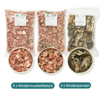 Haustierfutterauslage mit zwei 2 kg Beuteln Rindermuskelfleisch und zwei Schalen Rinderpansen, beschriftet "5 x Rindermuskel Fleisch" und "2 x Rinderpansen."