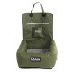 Grünes, gestepptes Hundebett mit gestreiftem Innenfutter, mit einer Tasche und dem "DOOG"-Logo auf der Vorderseite.