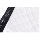 Nahaufnahme einer weißen, gesteppten Pferde-Decke mit einem schwarzen Riemen, der das Logo und den Text "EQUITATE" zeigt.