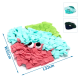 Bunte Haustierschnüffelmatte in Form eines Fisches, mit pinken, blauen und grünen Stoffstreifen, mit wackeligen Augen. Abmessungen: 32 cm x 32 cm.
