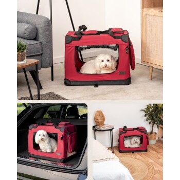 Roter Tragetasche für Haustiere mit Netzfenstern, mit einem kleinen Hund darin, dargestellt in drei Umgebungen: Wohnzimmer, Kofferraum und Schlafzimmer.