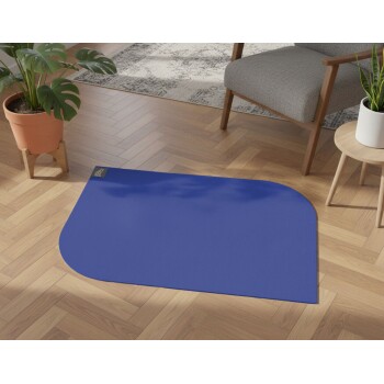 Blaues Futterunterlage für Haustiere auf Holzboden neben Stuhl und Pflanzen, mit kleinem Logotag in der Ecke.