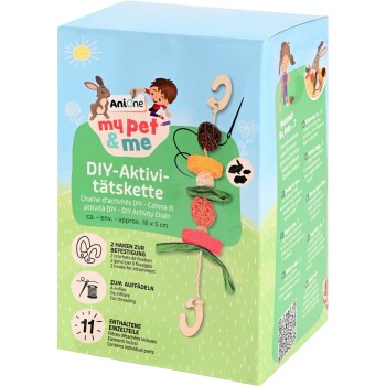 Bunte DIY-Aktivitätskette für Haustiere, mit verschiedenen Texturen und Formen, mit Text in mehreren Sprachen über die enthaltenen Teile und die Verwendung.