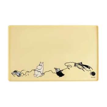 Eine gelbe Futtermatte für Haustiere mit verspielten schwarzen Illustrationen von Cartoon-Tieren, die angeln, einschließlich einer Moomin-Figur.
