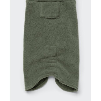 Olivgrüner Fleece-Tierpullover mit zwei Klettverschlüssen, Flachansicht zeigt Hinterbeinöffnungen