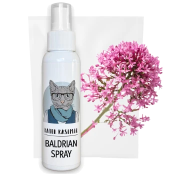 Eine Sprühflasche mit der Aufschrift "Baldrian Spray", die eine Illustration eines katzenähnlichen Charakters zeigt, begleitet von einem Cluster pinker Blumen.