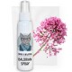 Eine Sprühflasche mit der Aufschrift "Baldrian Spray", die eine Illustration eines katzenähnlichen Charakters zeigt, begleitet von einem Cluster pinker Blumen.