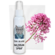Eine Sprühflasche mit der Aufschrift "Baldrian Spray", die eine Illustration eines katzenähnlichen Charakters zeigt, begleitet von einem Cluster pinker Blumen.