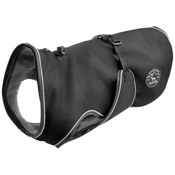 Ein schwarzer Hundemantel mit einem weichen Innenfutter, mit einem Schnallenriemen und einem Logo-Patch, das 'OUTDOOR HUNTER' liest.