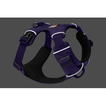 Ein lila Hundegeschirr mit verstellbaren Riemen und einem gepolsterten Innenraum, das ein Logo-Patch und reflektierende Details aufweist.