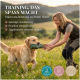 Ein Hund steht über einer grünen Haustierprodukt-Tasche auf Gras, mit Text auf Deutsch, der besagt: "Geeignet für alle Rassen aufgrund der idealen Größe."