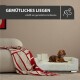Ein Dackel entspannt sich auf einem gemütlichen Bett mit einer rot-cream gestreiften Decke. Text: "GEMÜTLICHES LIEGEN schafft ein gemütliches Ambiente."