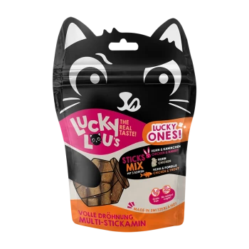 Kleurvolle traktatentas voor huisdieren met een kattengezicht, gelabeld 'LUCKY LOU's STICKS MIX,' met kip en konijn smaken, graanvrij, Zwitsers gemaakt.